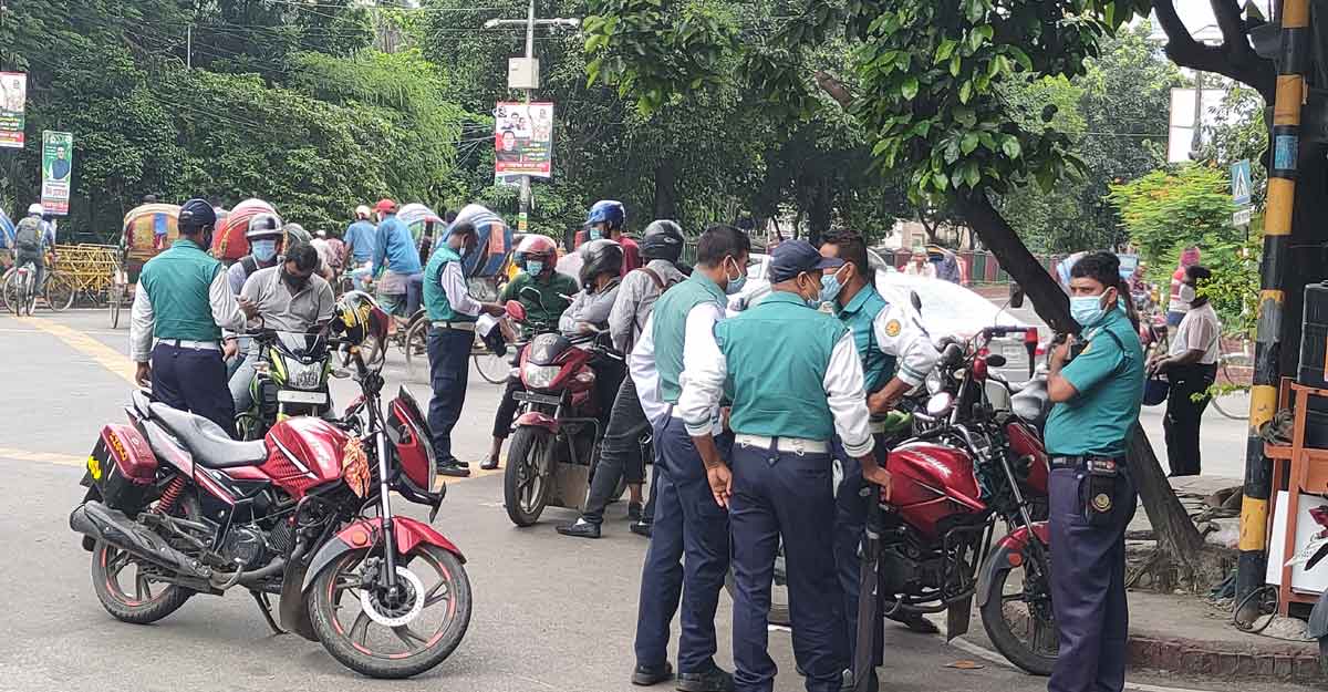 মোটরসাইকেলে দুজন হলেই গুণতে হচ্ছে জরিমানা